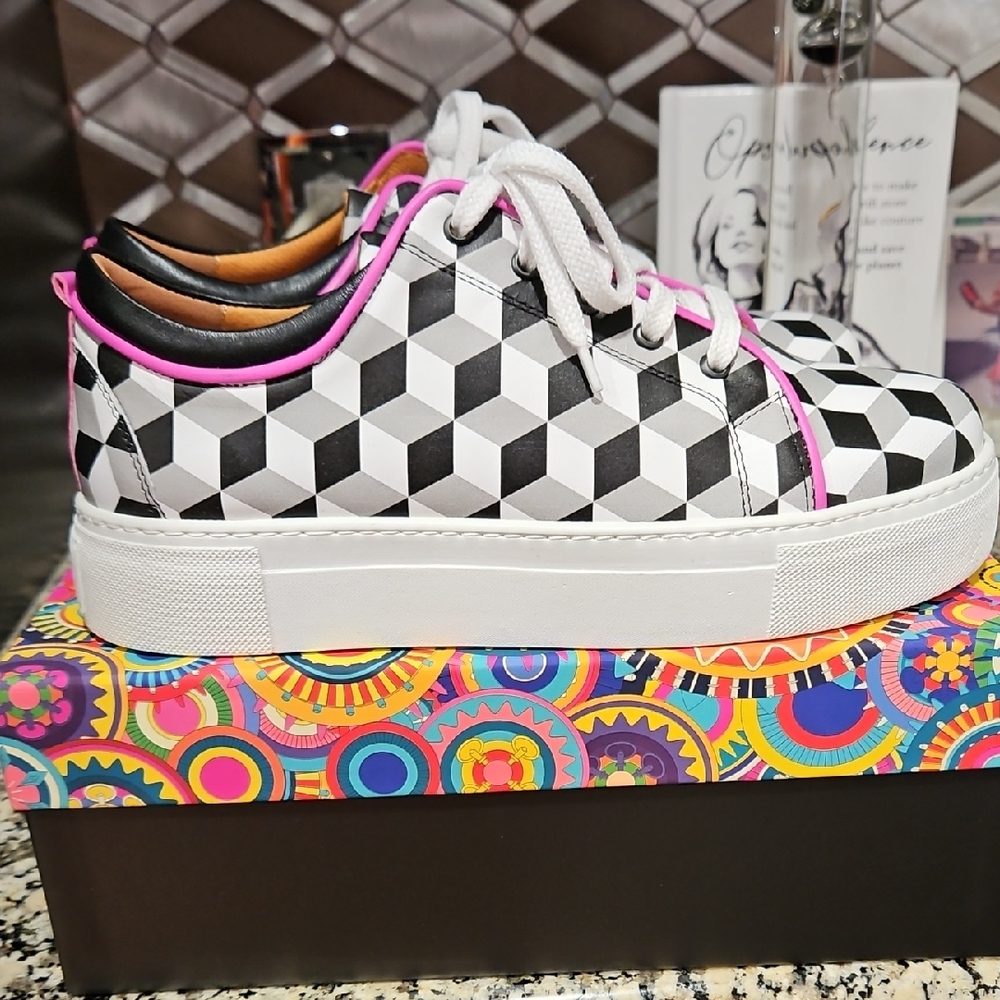 Sz 40 Embassy London Geometric Black and White Sneakers